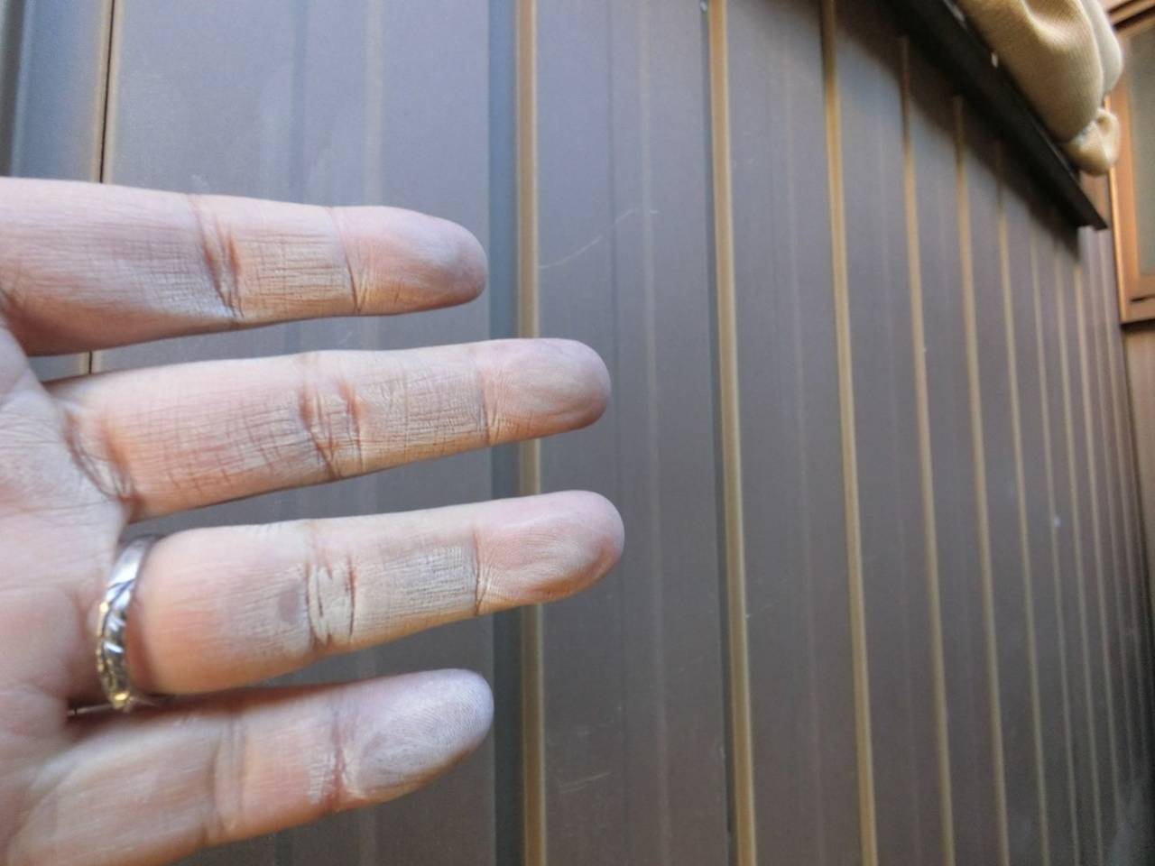 金属パネル外壁塗膜の劣化、退色及びチョーキング現象